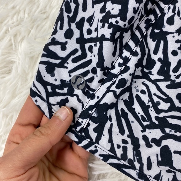 Lululemon Tracker Short III *4-way Stretch Brushed Animal White Black / Black - Picture 5 of 5